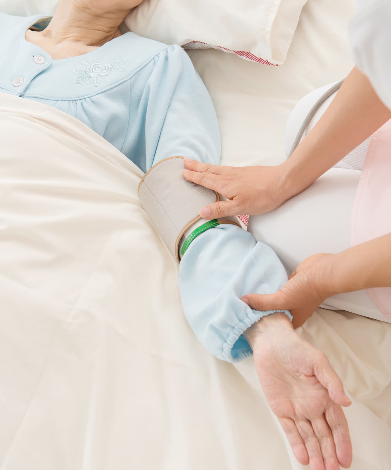 患者の血圧を測定する看護師